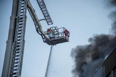 Remseck-Aldingen: Vollbrand einer Firma - Rauchsaeule in mehreren Landkreisen sichtbar
